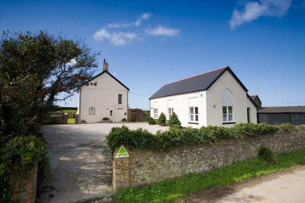 YHA Elmscott Bunkhouse exterior 