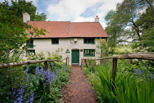 YHA Tanners Hatch Surrey Hills exterior