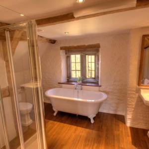 YHA Wilderhope Manor bathroom