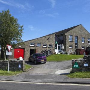 YHA Hawes entrance and parking