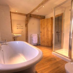 YHA Wilderhope Manor bathroom