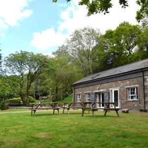 YHA Okehampton Bracken Tor lodge exterior