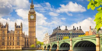 Clocktower of Big Ben and a green bridge over the river Thames