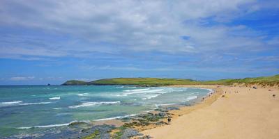 Sandy beach with views onto a blue, open sea