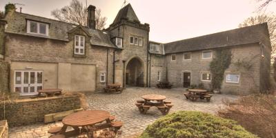 YHA Castleton Losehill Hall mews building