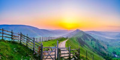 Beautiful sunrise near the Great Ridge at Mam Tor. Peak District