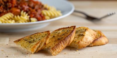 Pasta a garlic bread