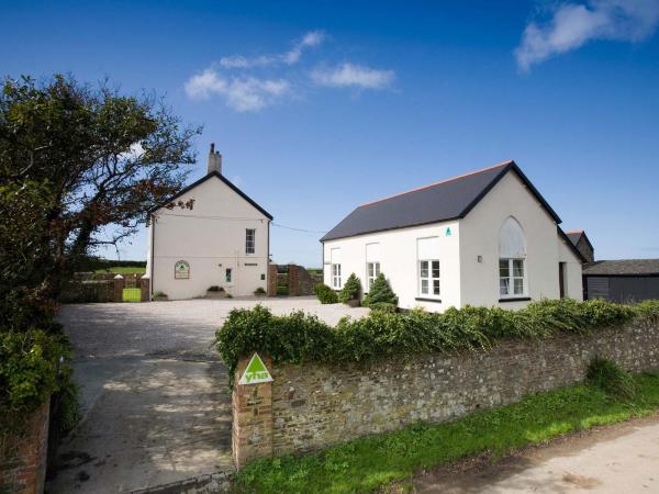 YHA Elmscott Bunkhouse exterior 