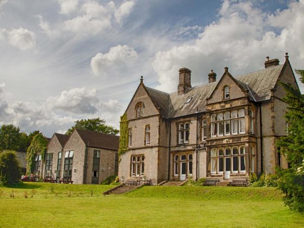 YHA Castleton Losehill Hall entrance