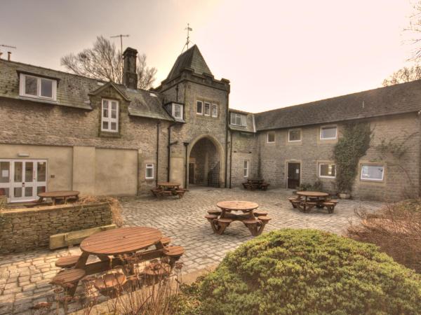 YHA Castleton Losehill Hall mews building